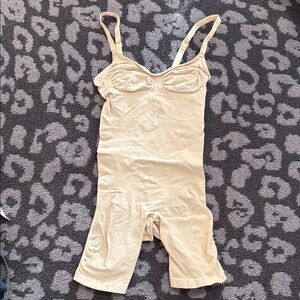 Skims Seamless Scuplt Mid Thigh Bodysuit - CLAY